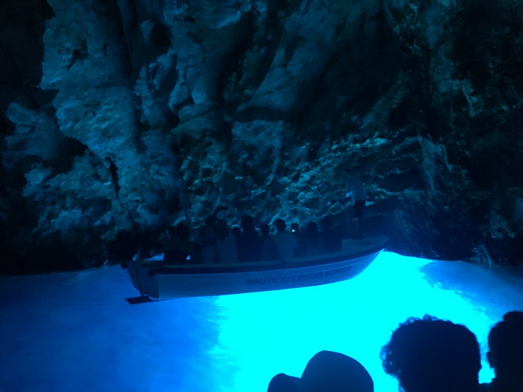 青の洞窟の海